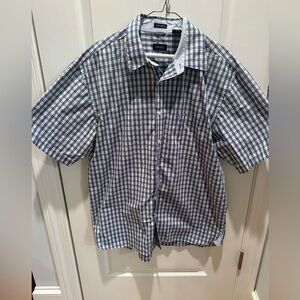 Men’s Easy Care Izod Button Blue And White Plaid Short Sleeve Shirt Size Large